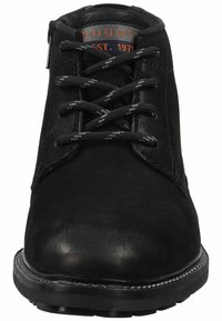 Sorte læder ankelstøvler med afrundet tå, tekstureret overdel, grå snørebånd og et logo på tungen. Synlige syninger og gummisål.