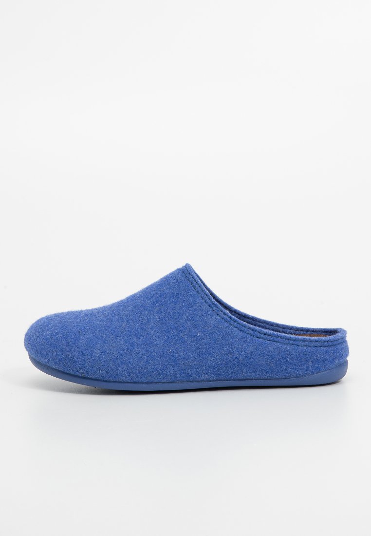 Blaue Filzhausschuhe mit runder Form, strukturiertem Obermaterial und flacher Gummisohle. Nahtdetails entlang der Seiten sorgen für mehr Stabilität.