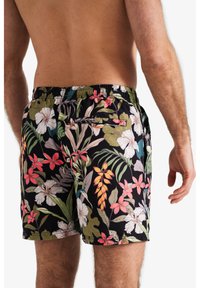 Zwemshorts met een zwarte achtergrond, versierd met kleurrijke bloemmotieven in roze, wit en groen. Elastische tailleband met een achterzak.