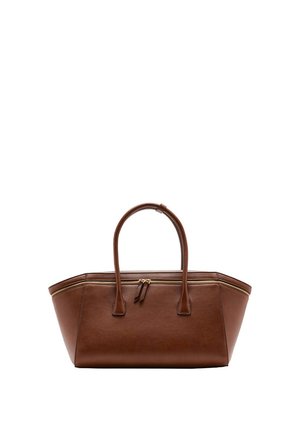 Bolso de mano de cuero marrón con asas dobles y detalle de cremallera dorada a lo largo del borde superior, sobre un fondo blanco.