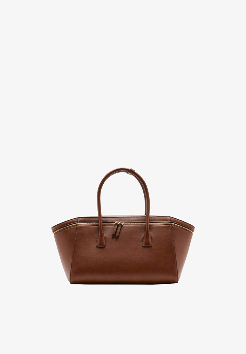 Sac à main en cuir marron avec doubles poignées et détail de fermeture éclair dorée le long du bord supérieur, sur fond blanc.