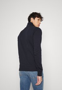 Tommy Hilfiger LARGE FLAG ZIP MOCK - Camisola - desert sky