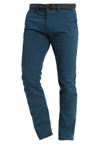 Pantalon bleu pour homme, coupe slim, avec passants pour ceinture et une ceinture en cuir marron, fermeture bouton à l'avant et poches latérales.