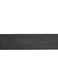 Czarna skórzana metka z wytłoczonym tekstem. Posiada teksturowaną powierzchnię i wyraźne litery, które wskazują na autentyczność marki i materiału.