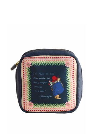 Piccola pochette blu navy con fronte stampata raffigurante Paddington Bear con cappotto blu e cappello rosso, circondata da un bordo floreale e una citazione scritta a mano.