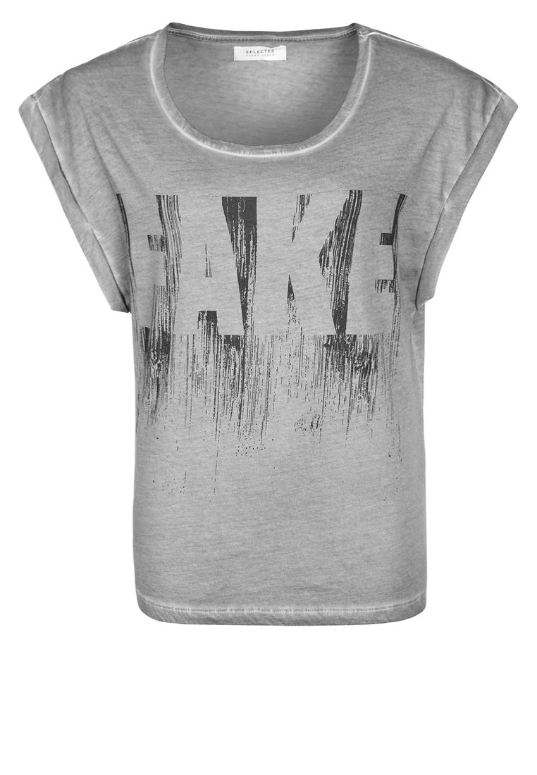Camiseta de manga corta gris con la palabra "FAKE" impresa en grandes letras negras desgastadas en el frente. Tejido suave con un corte holgado.