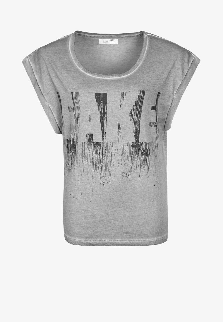 Camiseta de manga corta gris con la palabra "FAKE" impresa en grandes letras negras desgastadas en el frente. Tejido suave con un corte holgado.