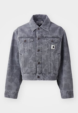 Afskåret grå denimjakke med et subtilt mønster, knaplukning foran, spids krave og to brystlommer med et logo patch.