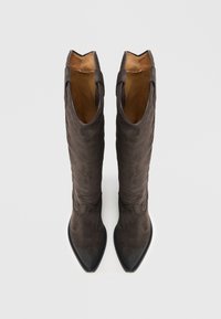 Sötétszürke velúr térdig érő csizmák hegyes orral, sima textúrával és ívelt varrással a felső részen.