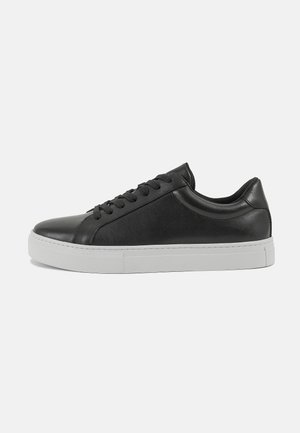 PAUL - Sneakersy niskie