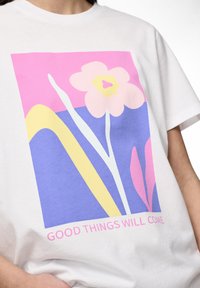 Pieces PCMOLLY O NECK TEE - Apdrukāts T-krekls - bright white/begonia pink