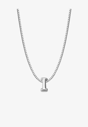 Collana d'argento con un pendente rettangolare dal finish lucido. La catena presenta un design a maglie quadrate, evidenziando una texture elegante.