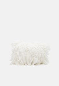 Puszysta biała poduszka z długimi, miękkimi włóknami, prostokątny kształt i fakturowana powierzchnia; minimalistyczny design bez widocznych elementów metalowych czy akcentów.