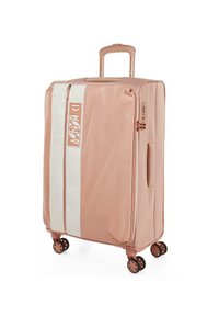 Maleta rígida rosa con una franja blanca, con el logo de DKNY, manija retráctil, cierre de cremallera y cuatro ruedas para mayor movilidad.