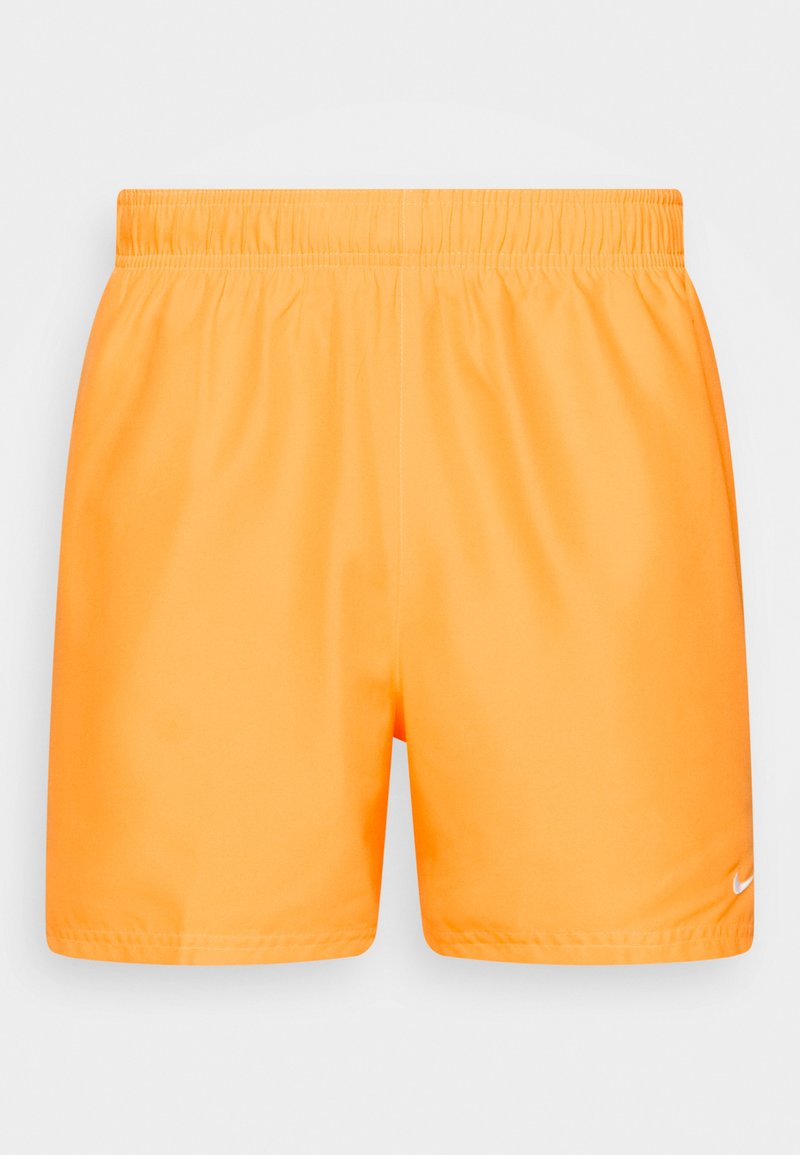 Jasno-pomarańczowe spodenki sportowe z elastycznym pasem, gładką teksturą i małym białym logo Nike na dolnym lewym brzegu.