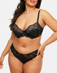 Soutien-gorge en dentelle noire et culotte assortie avec des motifs floraux. Le soutien-gorge est doté d'un soutien-gorge à armatures et de bretelles réglables ; la culotte a un accent en nœud.