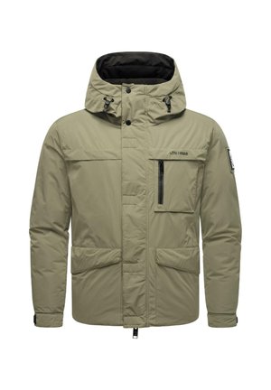 Maslinasto zelena dubljena jakna s kapuljačom, koja ima zippered džep na prsima, dva prednja džepa i podesive manžete. Izdržljiv materijal.