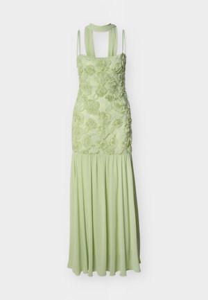 Φόρεμα μάξι χωρίς μανίκια σε ανοιχτό πράσινο χρώμα με κεντημένο μπούστο με ανάγλυφα λουλουδάτα σχέδια και φαρδιά φούστα, σε απλό φόντο.