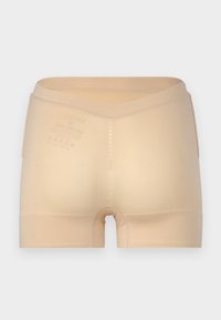 Pantalones cortos beige sin costuras que cuentan con una cinturilla amplia, una textura suave y un corte de longitud media. Incluye etiqueta de cuidado impresa en el lado interior.