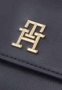 Tommy Hilfiger ICONIC CAMERA BAG - Umhängetasche - space blue