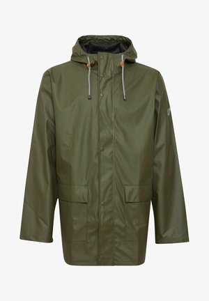 Chaqueta impermeable de color verde oliva con capucha, botones a presión y dos bolsillos frontales. Presenta detalles de cordón y una textura suave.