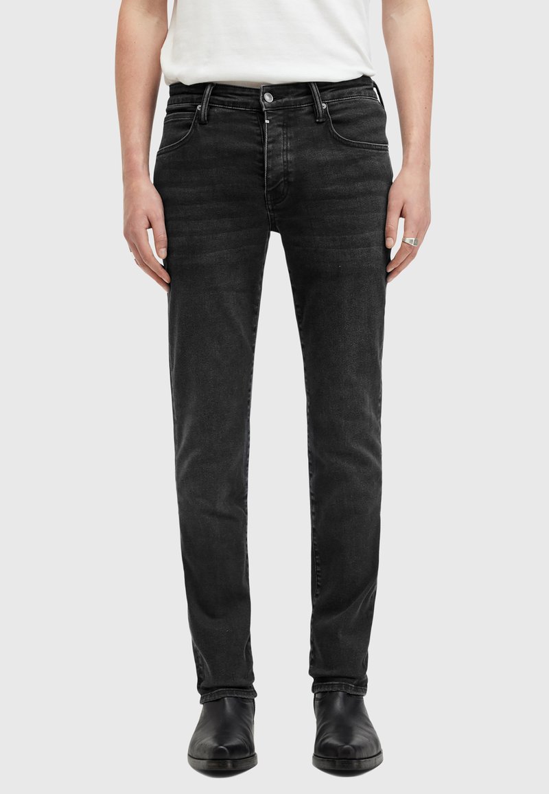Schwarze Denim-Jeans mit schmaler Passform, Fünf-Taschen-Design und subtiler Ausbleichung. Mit Metallknopf und Reißverschluss, bietet eine glatte Textur.