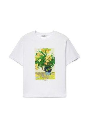 T-shirt bianca a maniche corte con il dipinto "Oleandri" di Vincent van Gogh, con fiori gialli in un vaso blu su un tavolo.