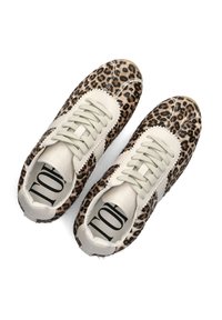 Luipaardprint sneakers met beige leren accenten, voorzien van platte veters, een getextureerde bovenkant en een zichtbaar merklogo aan de binnenkant.