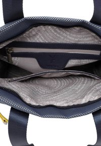 Torebka z materiału w granatowym kolorze z teksturowanym wykończeniem, zamykana na zamek błyskawiczny, z wzorzystym wnętrzem zawierającym tekst. Zawiera małą kieszonkę na zamek wewnątrz.