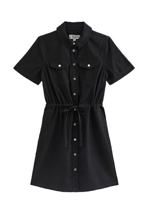 Vestido negro de manga corta con botones en la parte delantera, cuello, dos bolsillos delanteros con solapa y cinturón para anudar a la cintura.