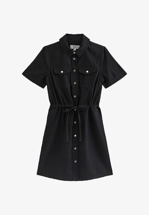 Zwarte korte mouw jurk met knopen aan de voorkant, een kraag, twee borstflappzakken en een taillekoord.
