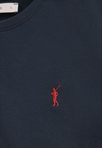 T-shirt di cotone blu navy con un piccolo ricamo rosso che rappresenta una figura con un bastone da golf sul lato sinistro del petto, scollatura rotonda e maniche corte.