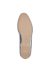 Semelle d'une chaussure plate argent métallique avec semelle antidérapante beige, taille 37 marquée en dessous.