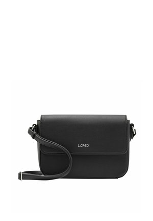 Bolso cruzado de cuero negro con cierre de solapa, que presenta un logo plateado, correa ajustable y superficie texturizada. Diseño compacto rectangular.