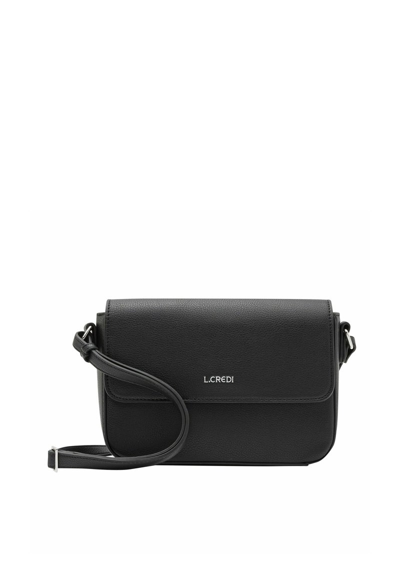 Bolso cruzado de cuero negro con cierre de solapa, que presenta un logo plateado, correa ajustable y superficie texturizada. Diseño compacto rectangular.