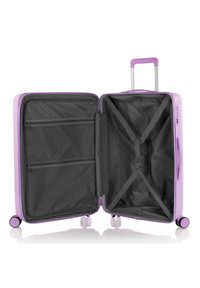 Lila Hartschalenkoffer mit einem geräumigen schwarzen Innenraum, ausgestattet mit Quergurten, Netz-Reißverschlusstaschen und vier leichtgängigen Rollen.