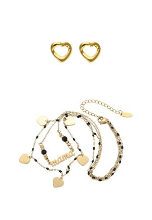 Cercei aurii tip șurub în formă de inimă și un colier auriu cu mărgele negre și talismane în formă de inimă, având cuvântul „mama” scris în stil caligrafic.