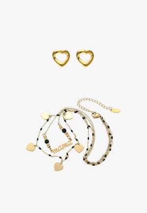 Arany szív alakú fülbevalók és egy arany lánc nyaklánc fekete gyöngyökkel és szív alakú medálokkal, amelyeken a "mama" szó díszes írással szerepel.