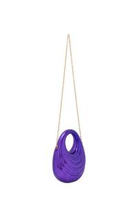 Borsa a mano viola lucida con motivo a onda, dotata di un ritaglio circolare e di una tracolla in catena dorata. Texture liscia, forma arrotondata, design moderno.
