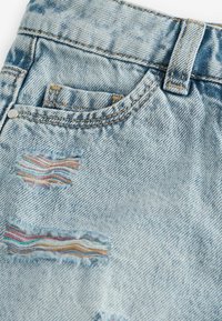 Next FRAYED EDGE DISTRESSED - REGULAR FIT - Farkkushortsit - mid blue rainbow