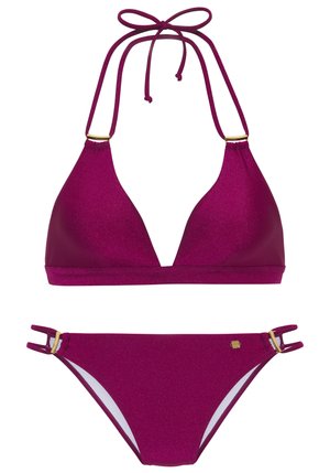 Magenta bikini-set laget av glitrende stoff; har en trekantet topp med justerbare knytninger og gullaccenter, samt en matchende bunn med utskjæringer.