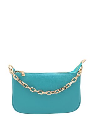 Piccola borsa a mano in pelle turchese con tracolla in catena dorata e chiusura con zip dorata sulla parte superiore.