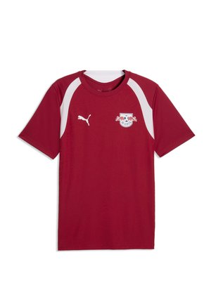 Maillot de sport Puma rouge avec des panneaux blancs aux épaules, logo de l'équipe RB Leipzig sur la poitrine gauche et logo Puma sur la poitrine droite.
