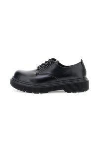 Scarpe stringate in pelle nera con suola spessa e scanalata, e occhielli in argento, mostrate in profilo laterale su sfondo bianco.