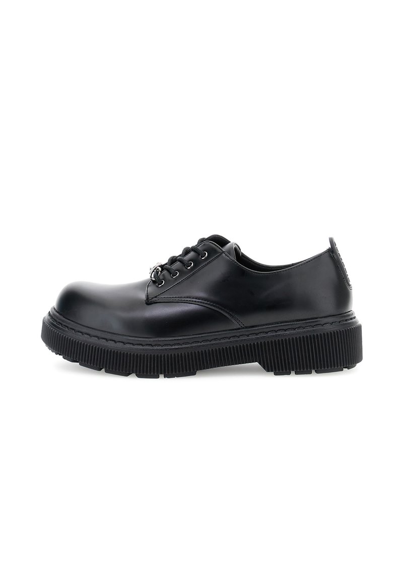 Scarpe stringate in pelle nera con suola spessa e scanalata, e occhielli in argento, mostrate in profilo laterale su sfondo bianco.