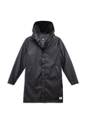 Sort vandtæt regnjakke med hætte, med frontknaplukning, to sidelommer og en glat, skinnende tekstur.