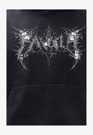 Sort hættetrøje med et metalisk sølvprint, der har indviklede, skarptkantede motiver. Materialet virker blødt med en tekstureret overflade.