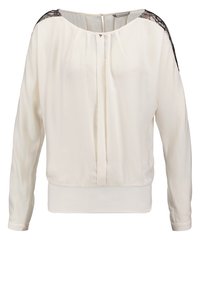 Witte blouse met lange mouwen, kantaccenten op de schouders, geplooide voorkant en een aansluitende zoom. Glad materiaal met een lichte textuur.