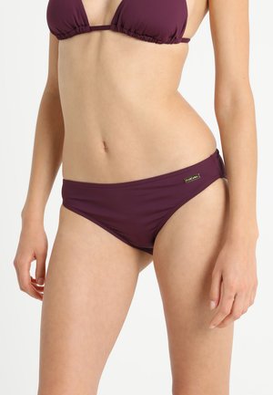 Bikini in donkerpaars. Het topje heeft een driehoekig ontwerp met verstelbare bandjes. De broekjes zijn low-rise, effen van kleur, met minimale details.