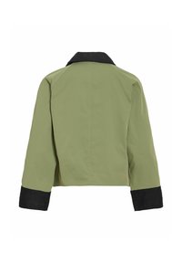 Roheline lühike jakk musta krae ja mustade mansettidega, nähtud tagant valgel taustal.